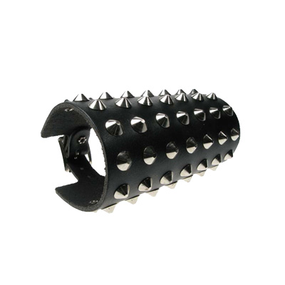 Leren polsband met 7 rijen kegelvormige Leren polsband met 7 rijen kegelvormige